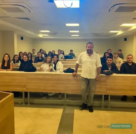Çetin Büyükçınar, İstanbul Medipol Üniversitesi’nde ders verirken