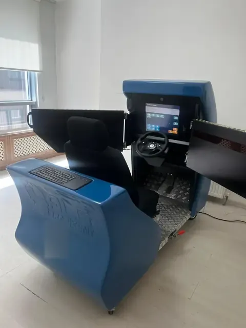 Psikoteknik test cihazı: direksiyon, pedallar ve test ekranı